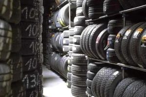 Kedai tayar di Cukai, Malaysia