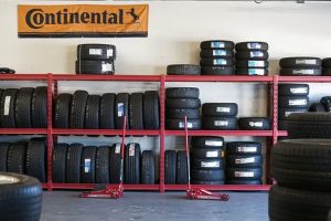 Kedai tayar di Daerah Johor Baharu, Malaysia