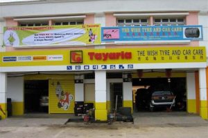 Kedai tayar di Gua Musang, Malaysia