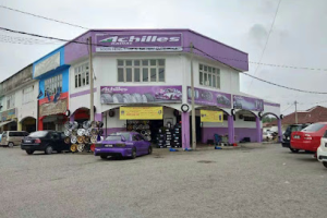 Kedai tayar di Kampong Masjid Tanah, Malaysia
