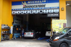 Kedai tayar di Kuah, Malaysia