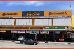 Kedai tayar di Kuantan, Malaysia