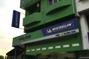 Kedai tayar di Ladang Seri Kundang, Malaysia