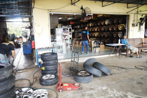 Kedai tayar di Marang, Malaysia