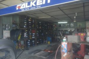 Kedai tayar di Paka, Malaysia