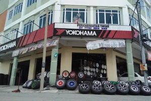 Kedai tayar di Pulau Sebang, Malaysia