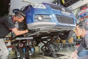 Kedai tayar di Semporna, Malaysia